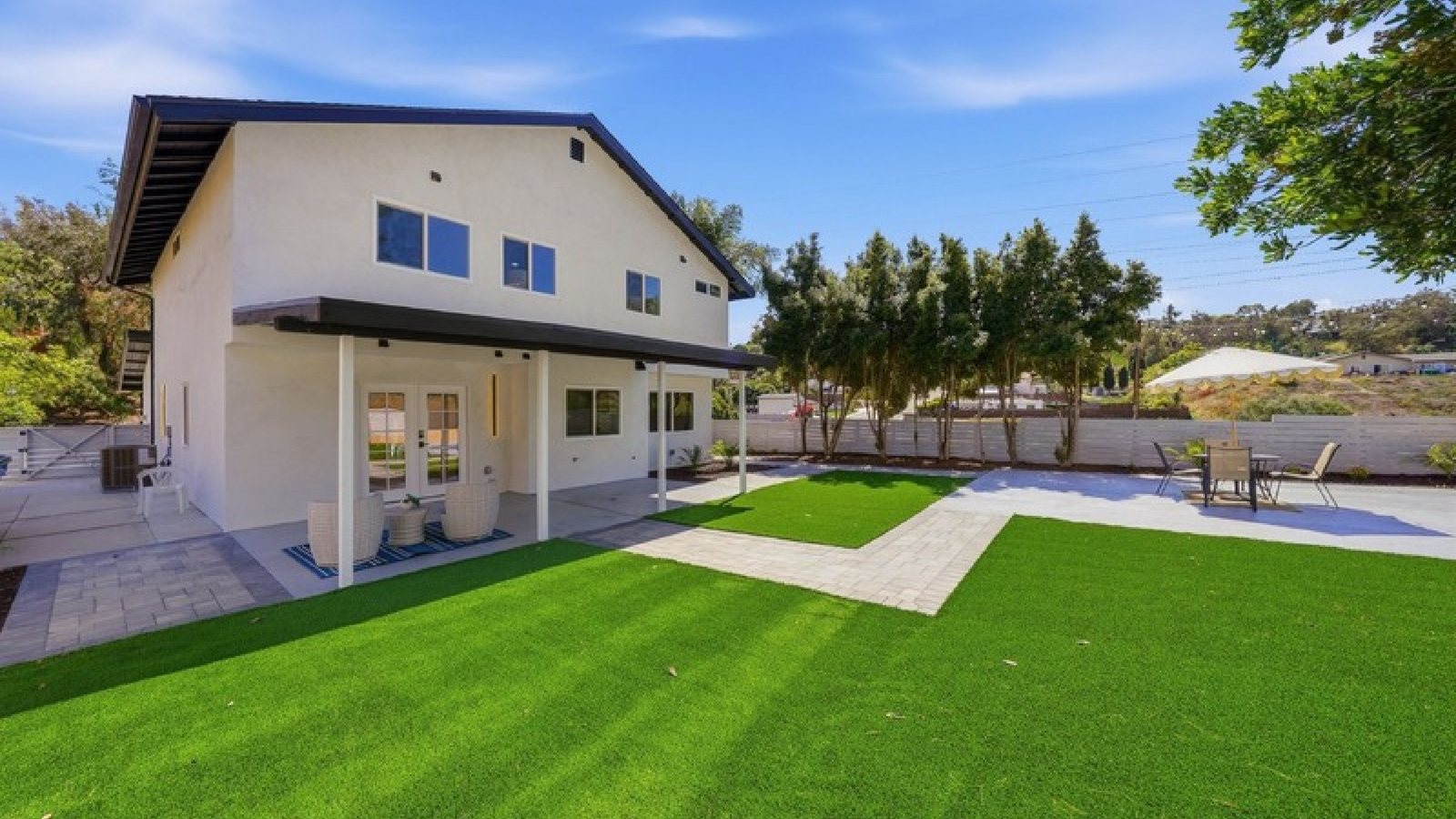 Covered patio & backyard